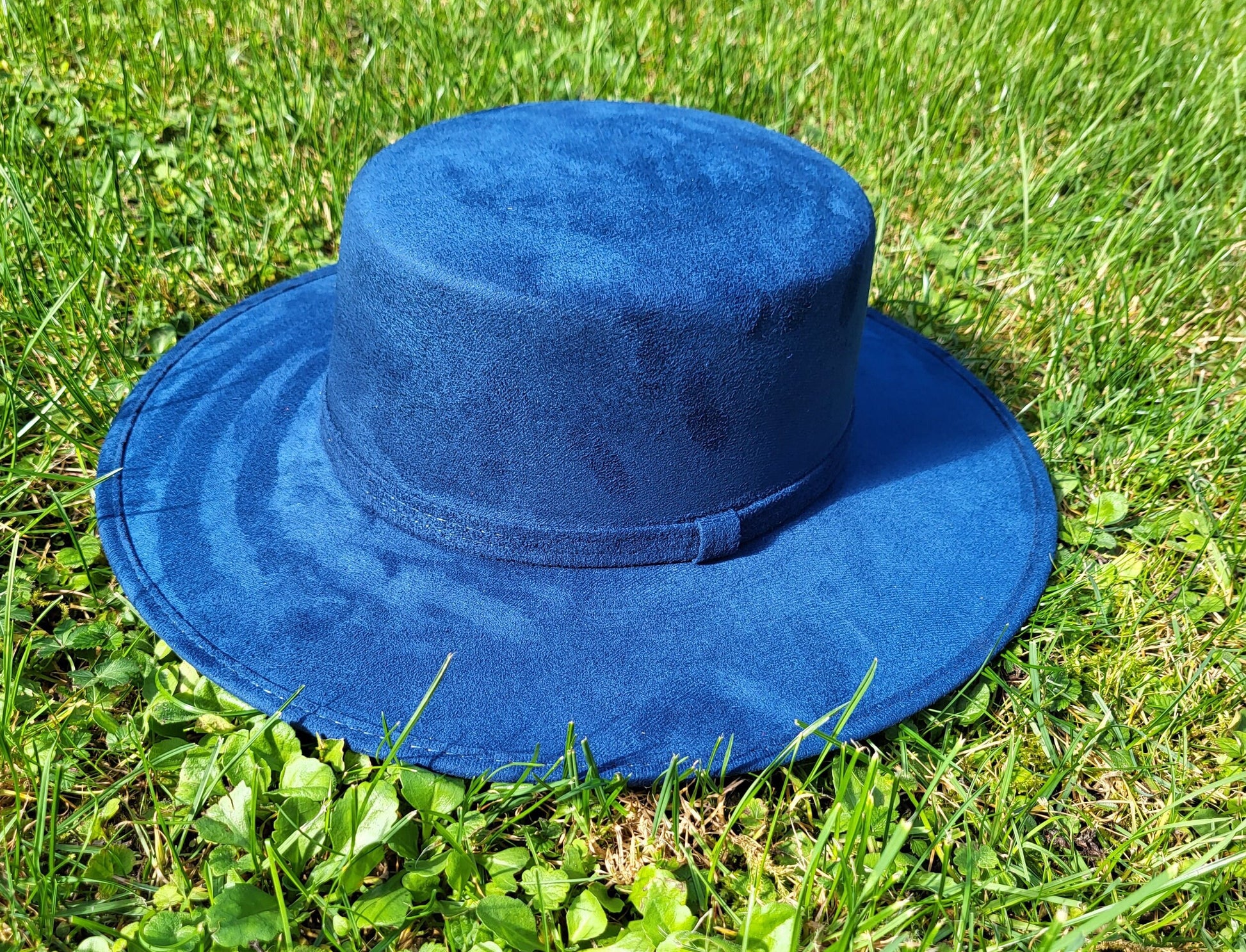 Blauer handgemachter Boater Hut, handgefertigt in Mexiko. Farbe Dunkelblau