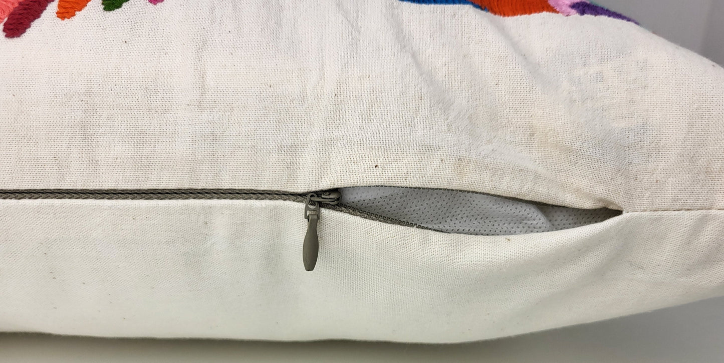Handbestickter Kissenbezug mit Tiermotiv