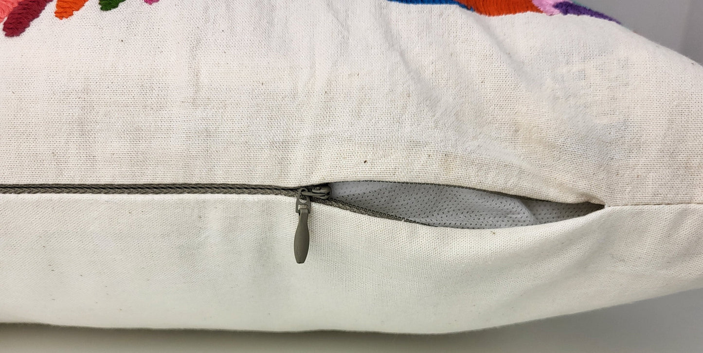 Handbestickter Kissenbezug mit Tiermotiv