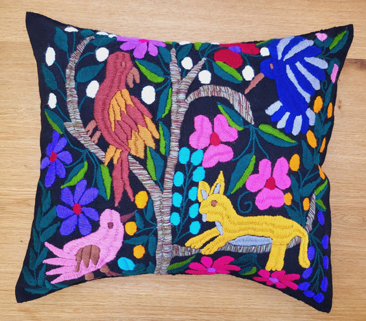 Coussin à imprimé animalier brodé et tissé à la main au Mexique par des femmes autochtones