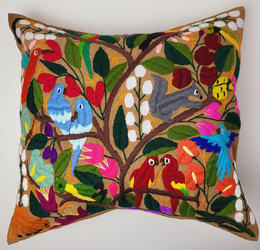 Coussin à imprimé animalier brodé et tissé à la main au Mexique par des femmes autochtones