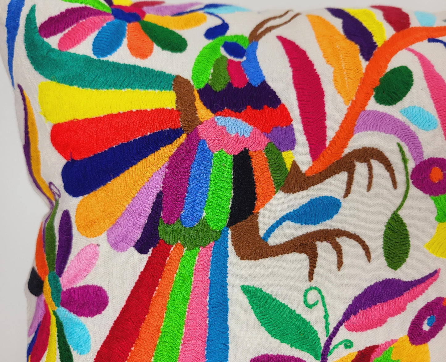 Otomi-Kissen von Fairmex: Handgefertigter Kissenbezug mit detailreicher Stickerei traditioneller Tier- und Pflanzenmotive aus Mexiko. Bringt Farbe und Kultur in Ihr Zuhause – nachhaltig und fair produziert.