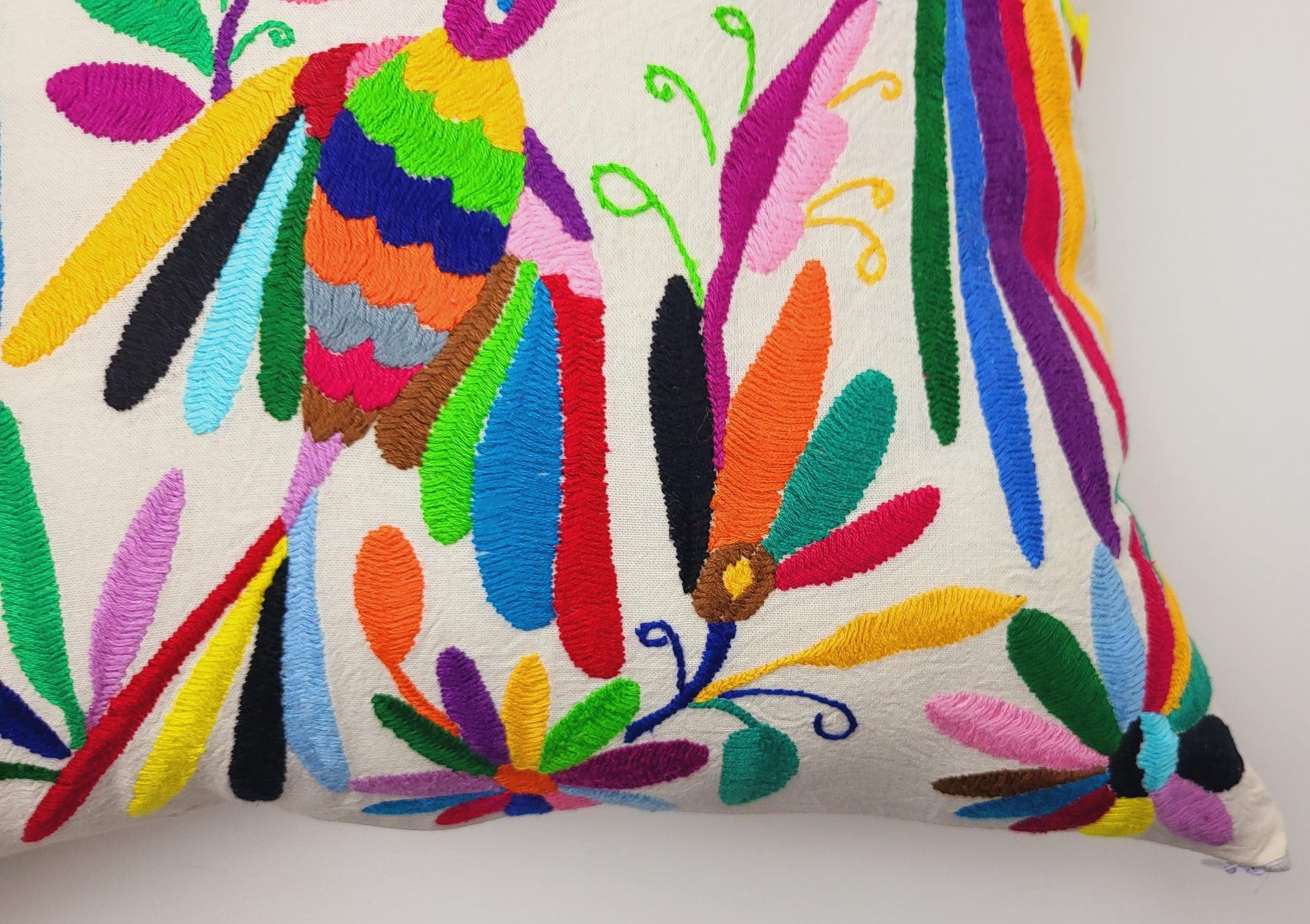 Otomi-Kissen von Fairmex: Handgefertigter Kissenbezug mit detailreicher Stickerei traditioneller Tier- und Pflanzenmotive aus Mexiko. Bringt Farbe und Kultur in Ihr Zuhause – nachhaltig und fair produziert.