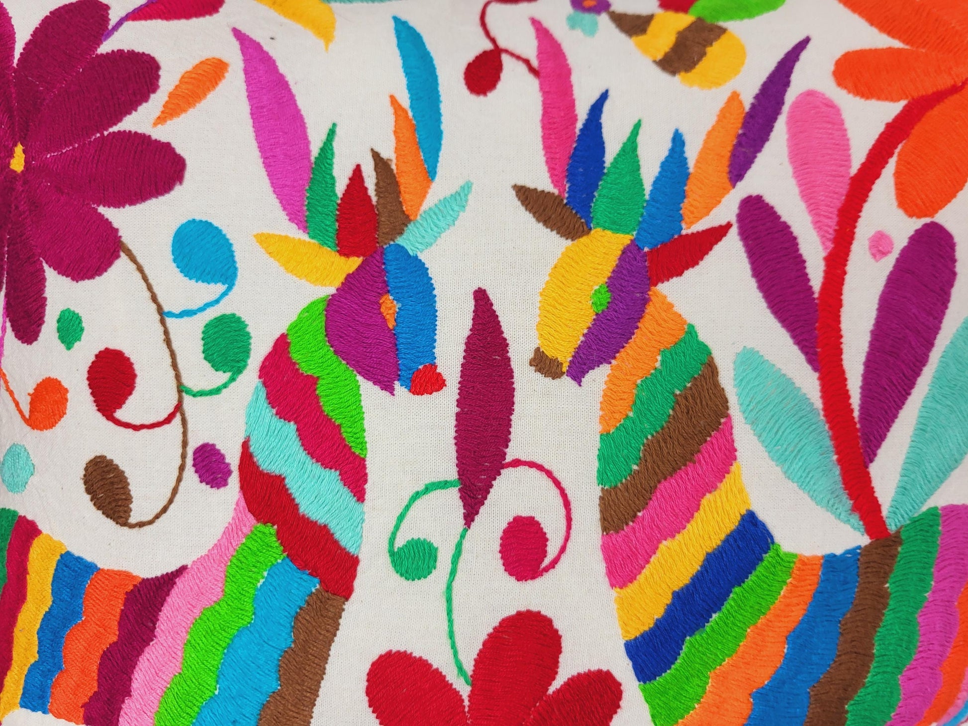 Otomi-Kissen von Fairmex: Handgefertigter Kissenbezug mit detailreicher Stickerei traditioneller Tier- und Pflanzenmotive aus Mexiko. Bringt Farbe und Kultur in Ihr Zuhause – nachhaltig und fair produziert.