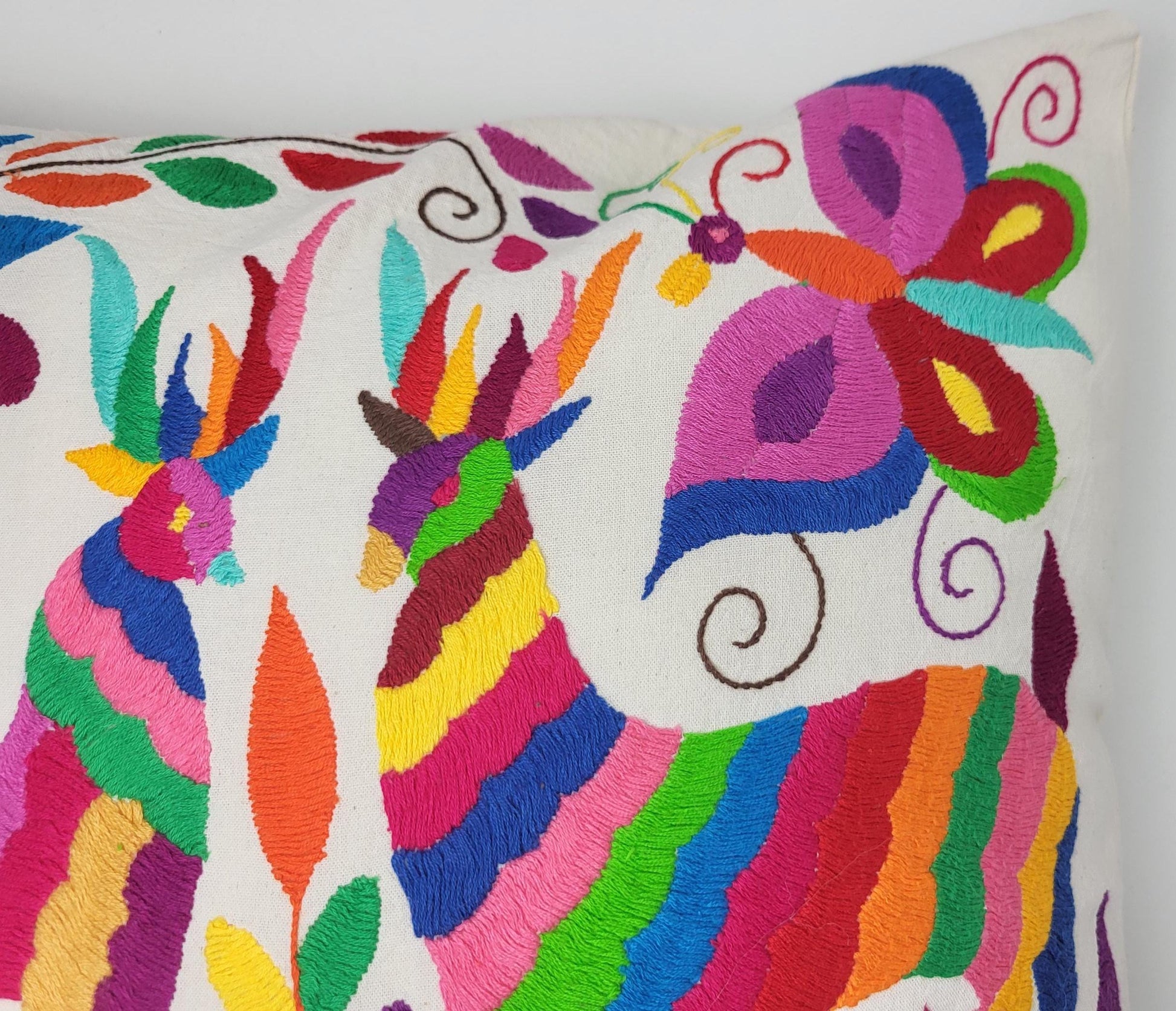 Otomi-Kissen von Fairmex: Handgefertigter Kissenbezug mit detailreicher Stickerei traditioneller Tier- und Pflanzenmotive aus Mexiko. Bringt Farbe und Kultur in Ihr Zuhause – nachhaltig und fair produziert.