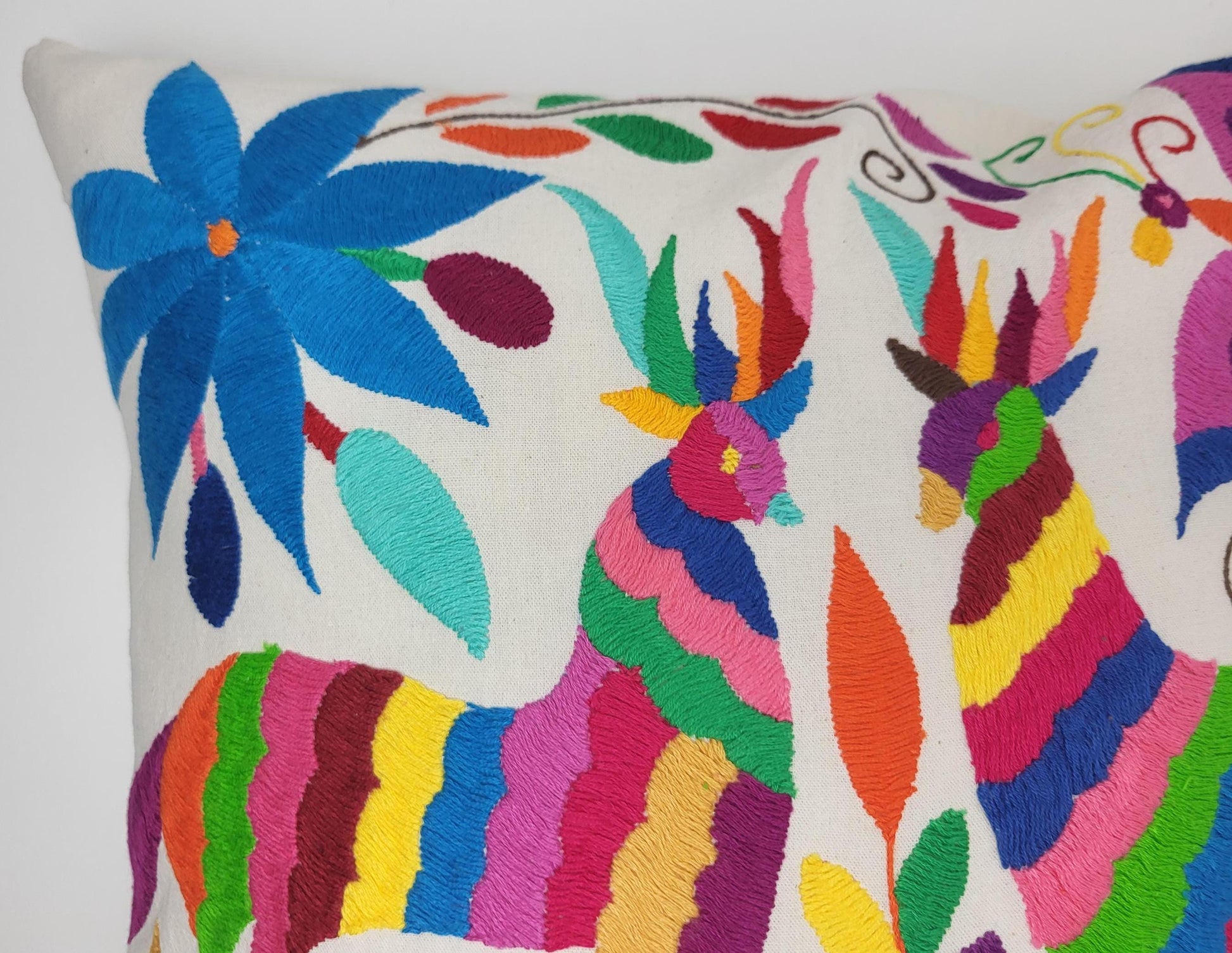 Otomi-Kissen von Fairmex: Handgefertigter Kissenbezug mit detailreicher Stickerei traditioneller Tier- und Pflanzenmotive aus Mexiko. Bringt Farbe und Kultur in Ihr Zuhause – nachhaltig und fair produziert.