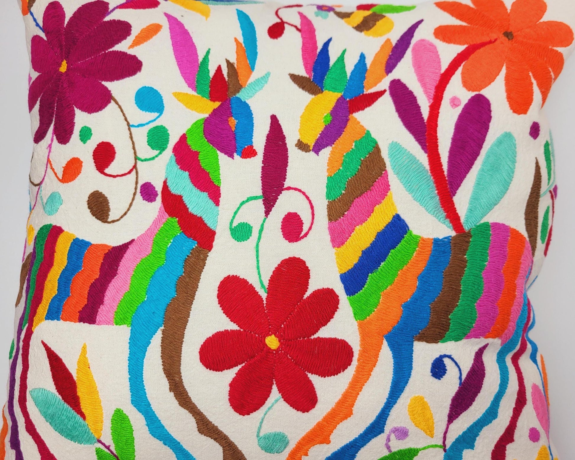 Otomi-Kissen von Fairmex: Handgefertigter Kissenbezug mit detailreicher Stickerei traditioneller Tier- und Pflanzenmotive aus Mexiko. Bringt Farbe und Kultur in Ihr Zuhause – nachhaltig und fair produziert.