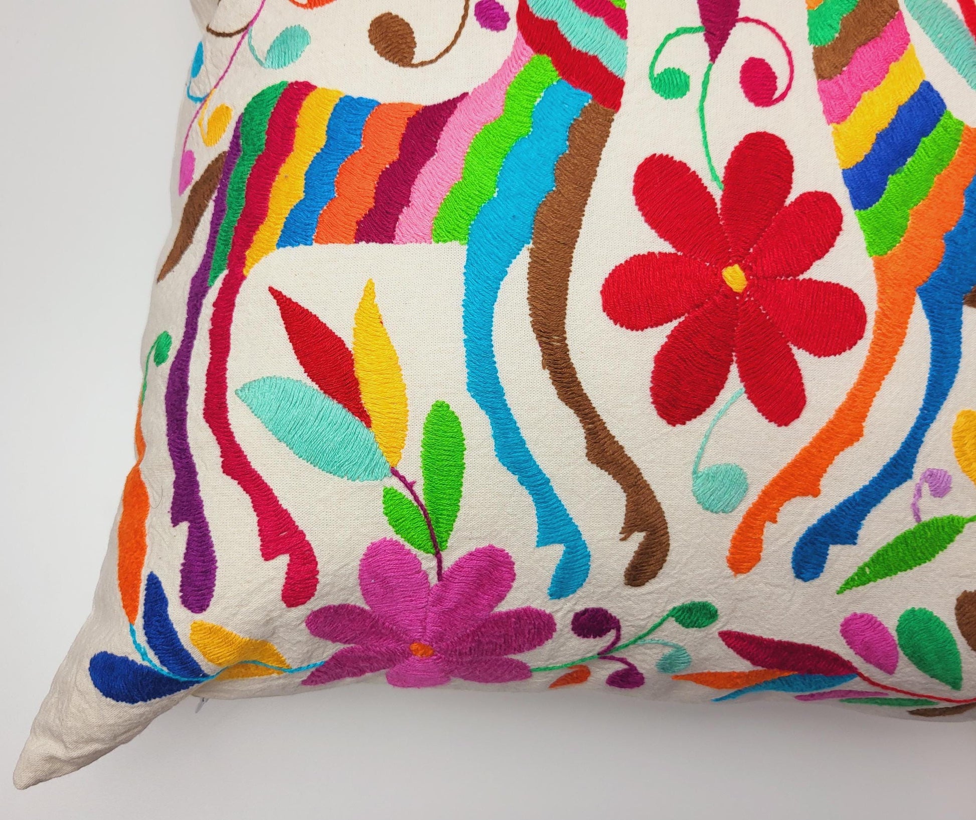 Otomi-Kissen von Fairmex: Handgefertigter Kissenbezug mit detailreicher Stickerei traditioneller Tier- und Pflanzenmotive aus Mexiko. Bringt Farbe und Kultur in Ihr Zuhause – nachhaltig und fair produziert.