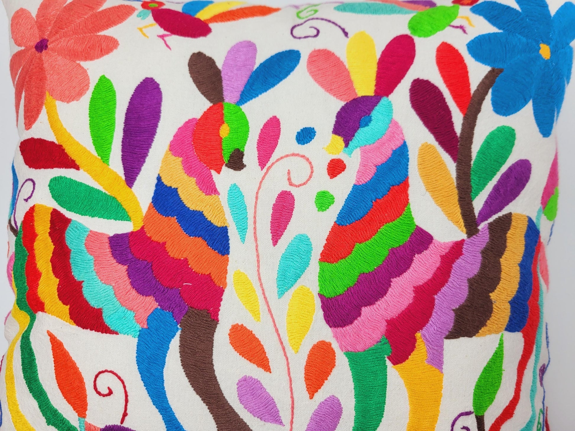 Otomi-Kissen von Fairmex: Handgefertigter Kissenbezug mit detailreicher Stickerei traditioneller Tier- und Pflanzenmotive aus Mexiko. Bringt Farbe und Kultur in Ihr Zuhause – nachhaltig und fair produziert.