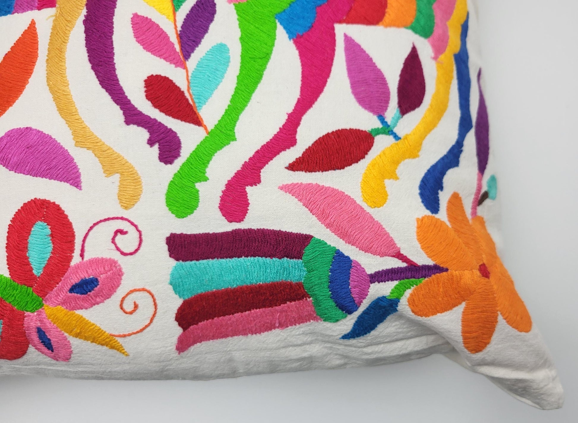 Otomi-Kissen von Fairmex: Handgefertigter Kissenbezug mit detailreicher Stickerei traditioneller Tier- und Pflanzenmotive aus Mexiko. Bringt Farbe und Kultur in Ihr Zuhause – nachhaltig und fair produziert.