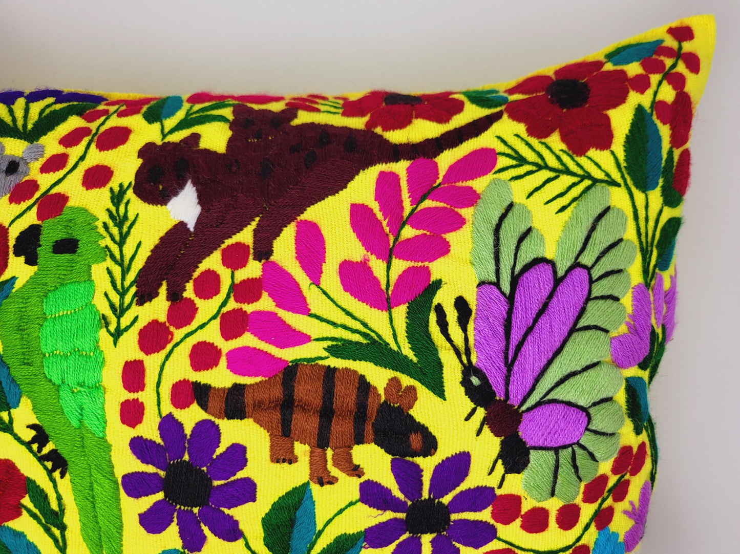 Housse de coussin motif animalier mexicain brodé à la main