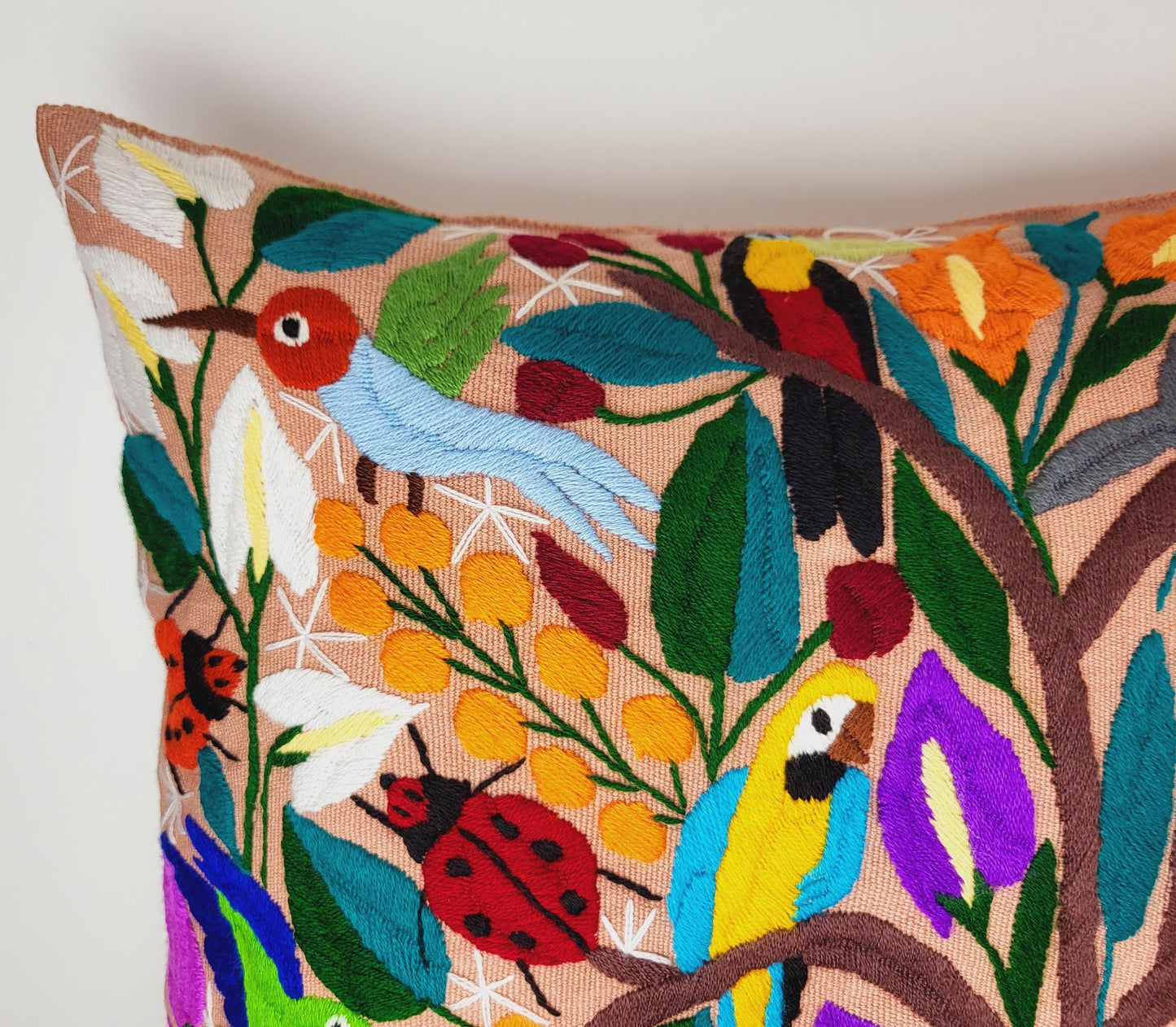 High-quality embroidered and hand-woven cushion cover from Mexico – decorated with a charming animal motif