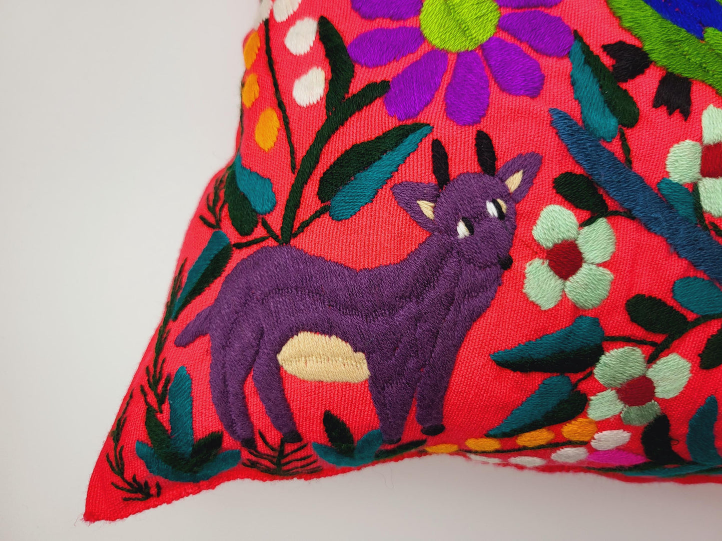 Pillowcase from Mexico – lovingly handmade, with artistic embroidery and a charming animal motif.