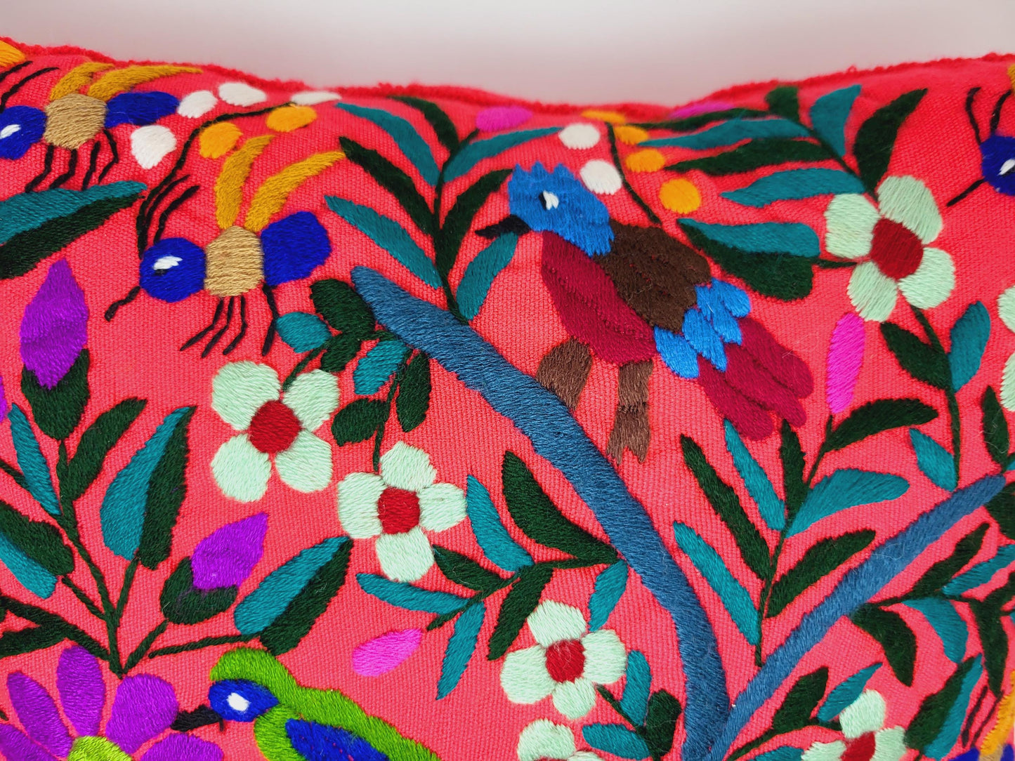 Pillowcase from Mexico – lovingly handmade, with artistic embroidery and a charming animal motif.