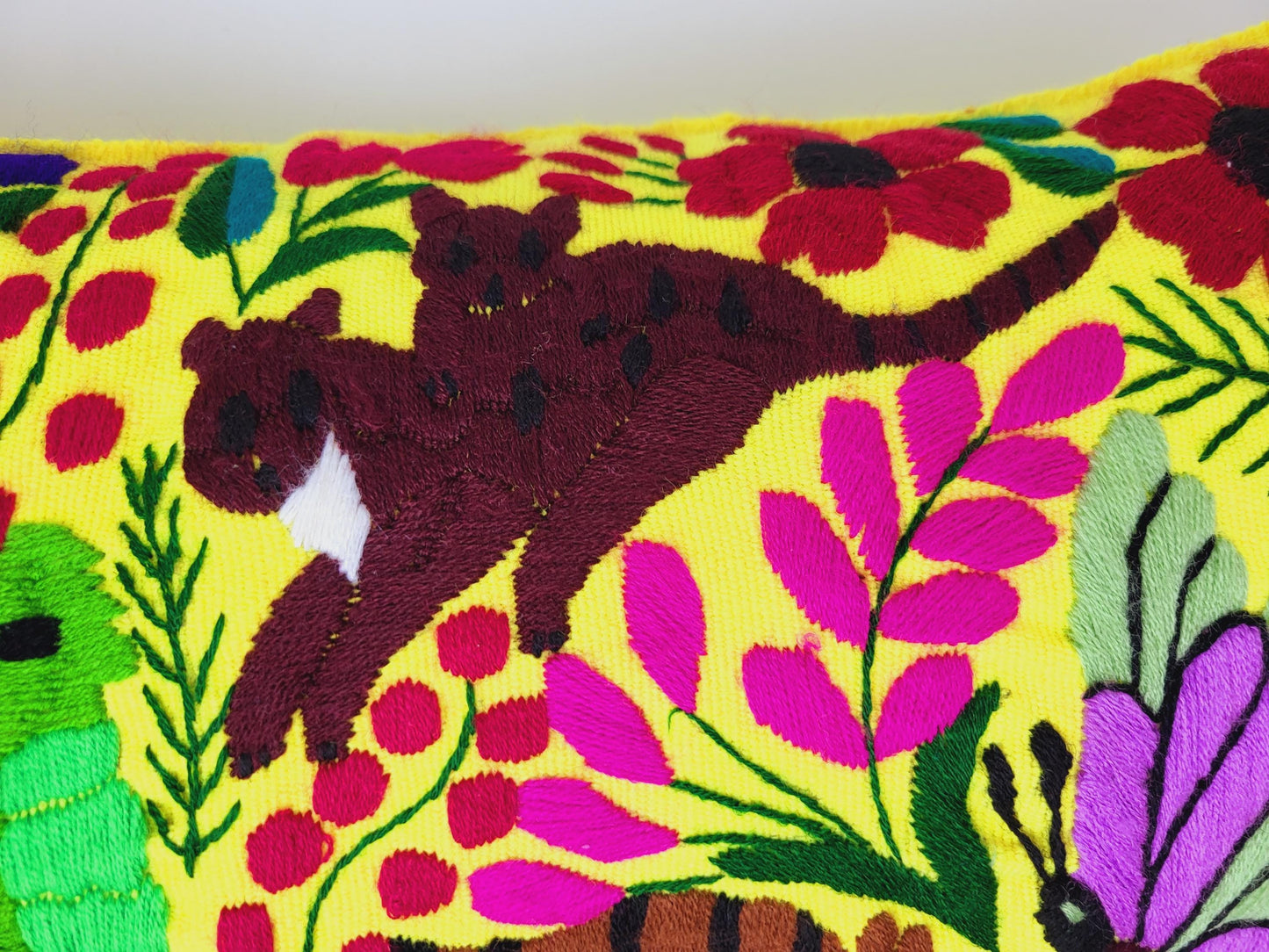 Housse de coussin motif animalier mexicain brodé à la main