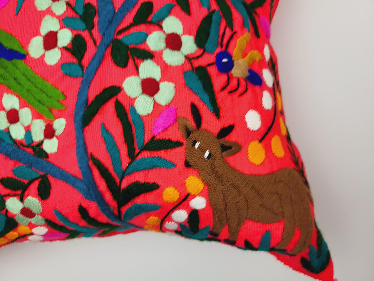 Pillowcase from Mexico – lovingly handmade, with artistic embroidery and a charming animal motif.