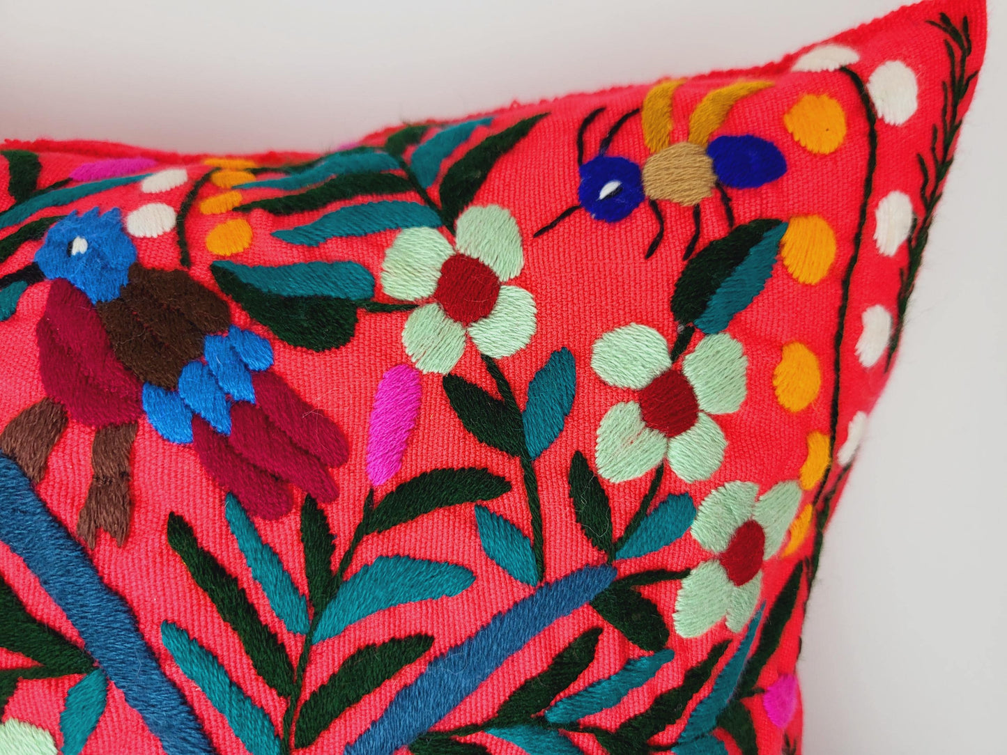 Pillowcase from Mexico – lovingly handmade, with artistic embroidery and a charming animal motif.