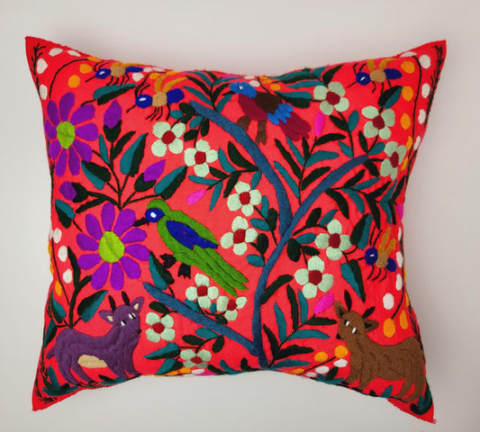 Pillowcase from Mexico – lovingly handmade, with artistic embroidery and a charming animal motif.