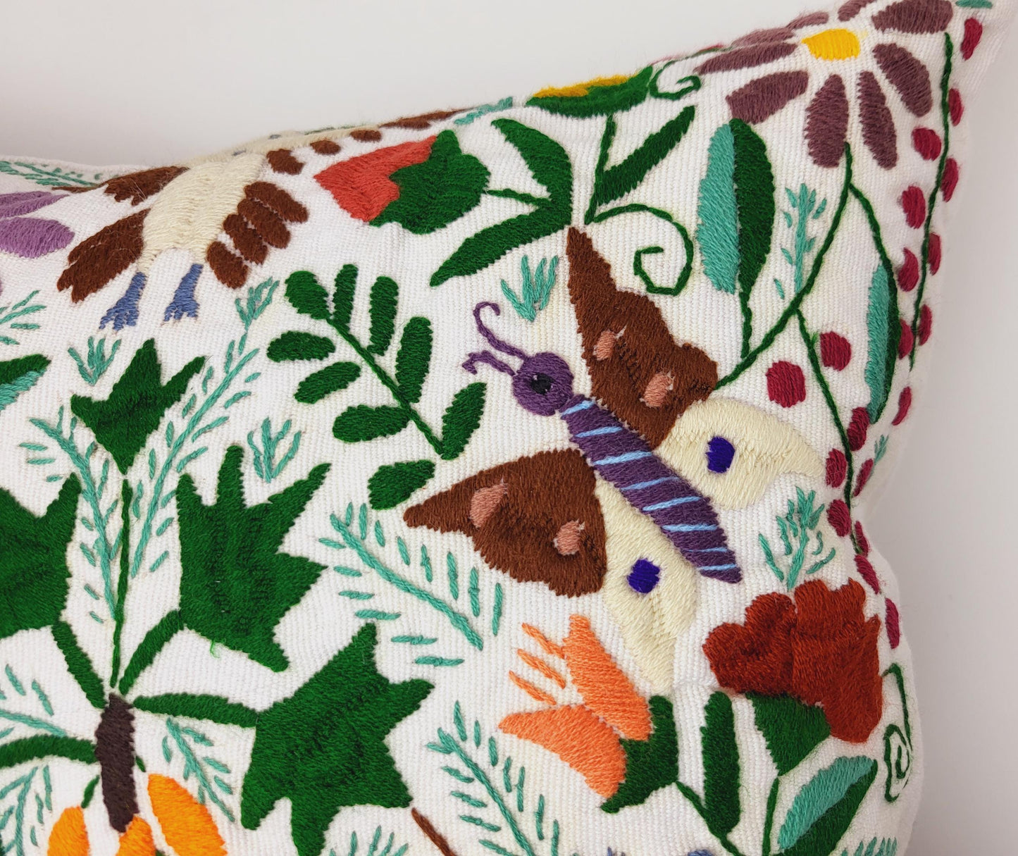 Hand-embroidered and woven Mexican cushion cover with traditional animal patterns - Unique, colorful decoration for your home