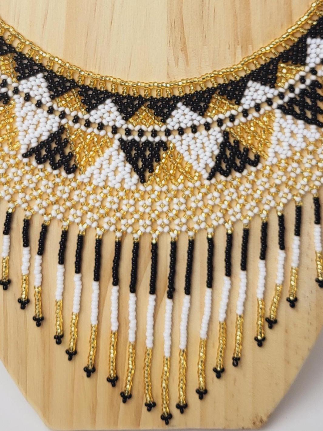 mexikanische Perlenschmuck, Perlenkette aus Chiapas Mexiko, bunte Ketten hergestellt von Indigenen Frauen