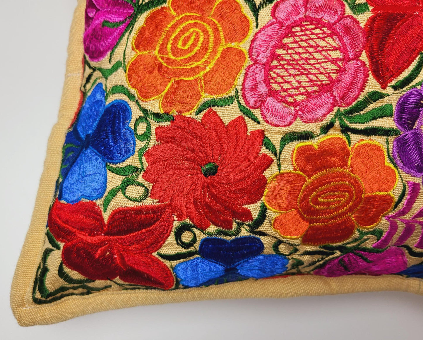 Mexikanischer handbestickter traditioneller Kissenbezug / mexikanisches buntes Dekor / Chiapas Stil / buntes Blumenmuster