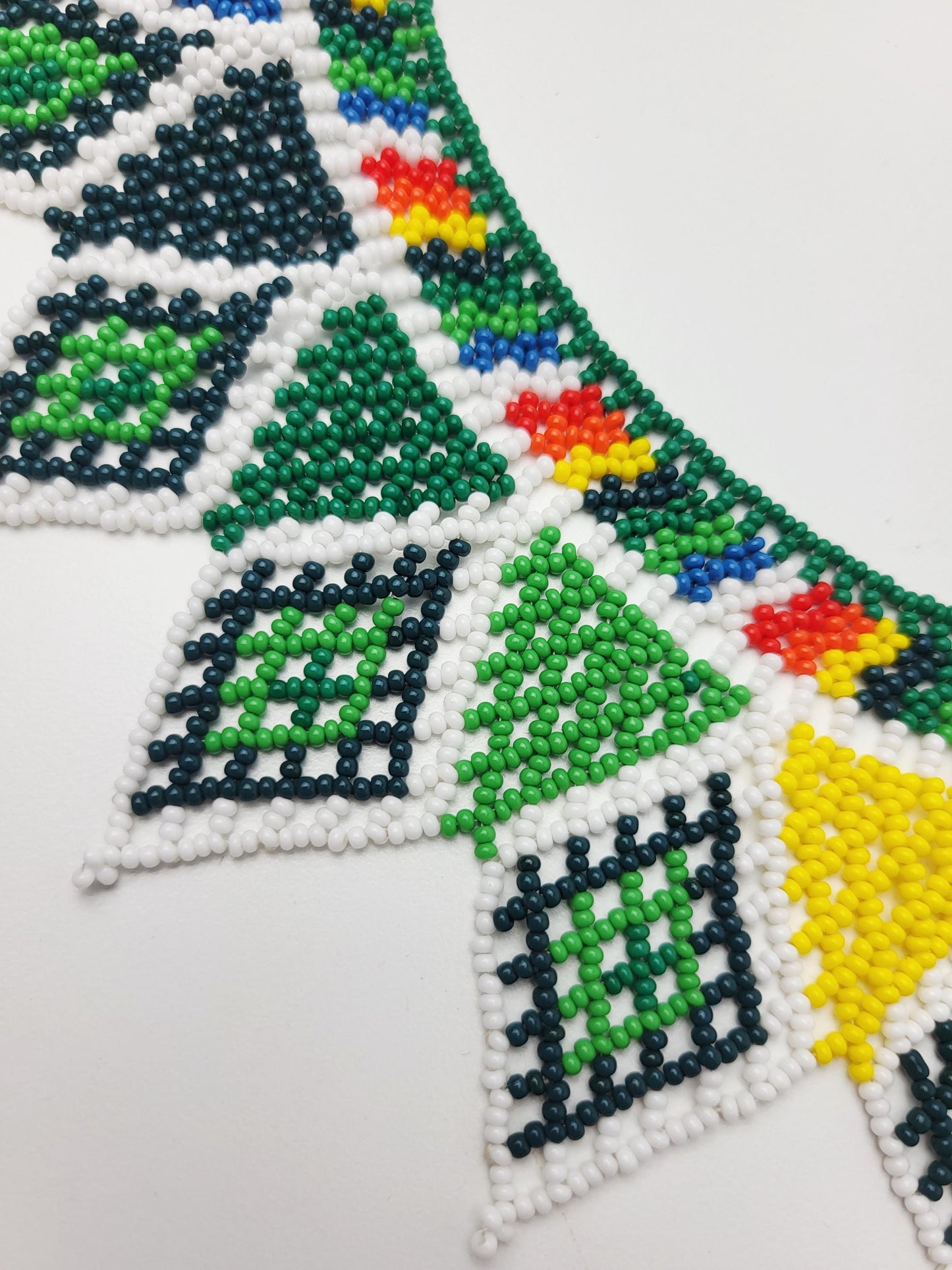 mexikanische Perlenschmuck, Perlenkette aus Chiapas Mexiko, bunte Ketten hergestellt von Indigenen Frauen