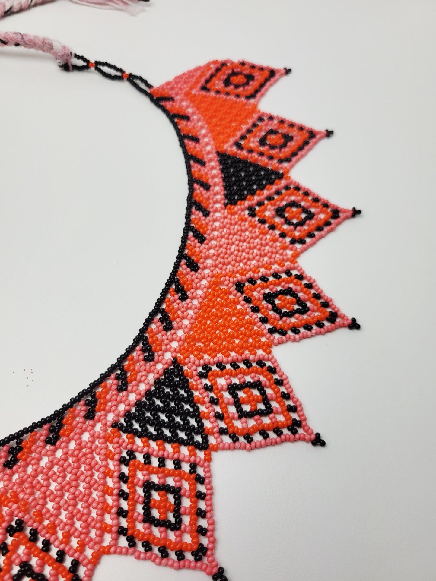 mexikanische Perlenschmuck, Perlenkette aus Chiapas Mexiko, bunte Ketten hergestellt von Indigenen Frauen