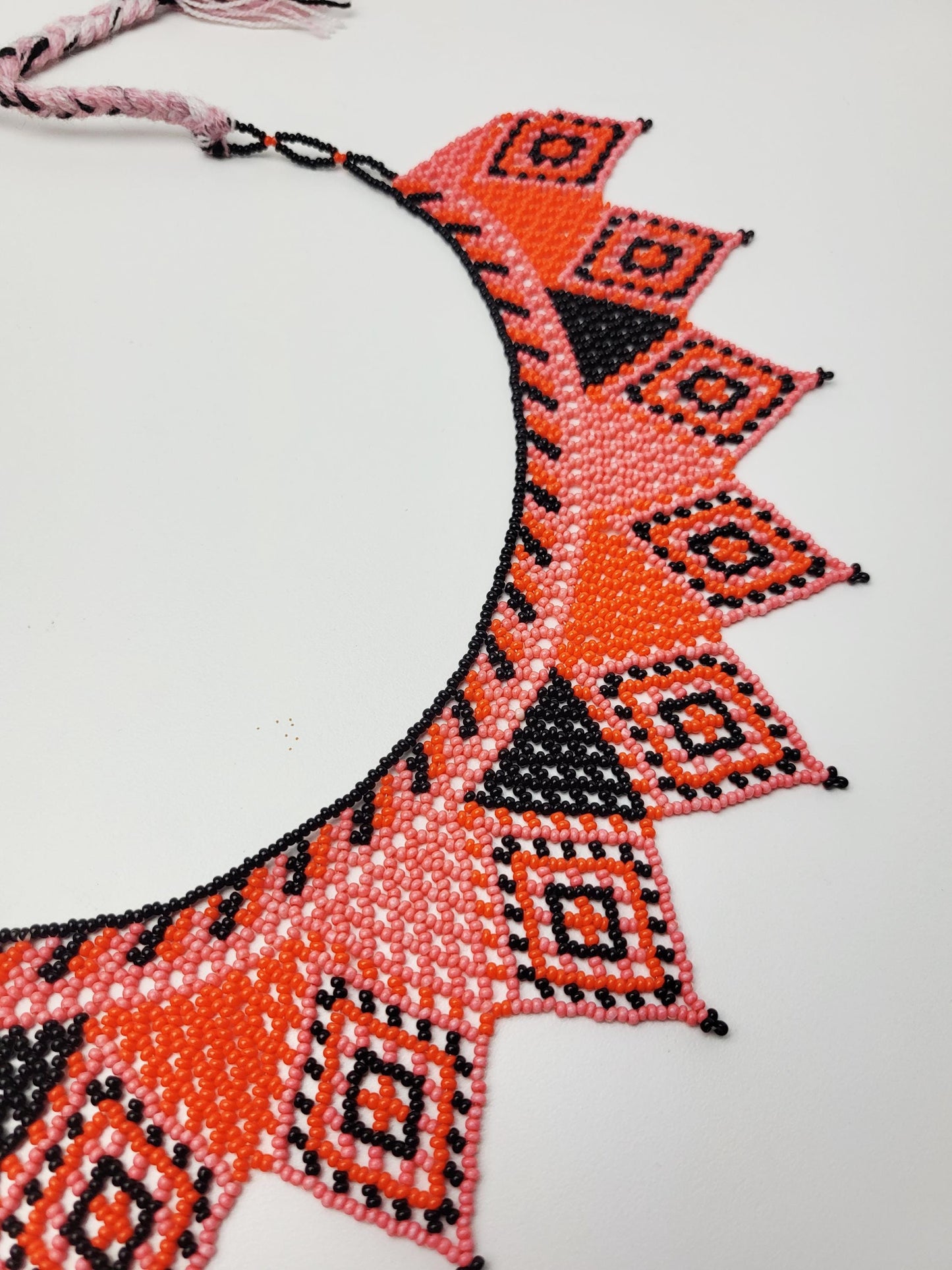 mexikanische Perlenschmuck, Perlenkette aus Chiapas Mexiko, bunte Ketten hergestellt von Indigenen Frauen