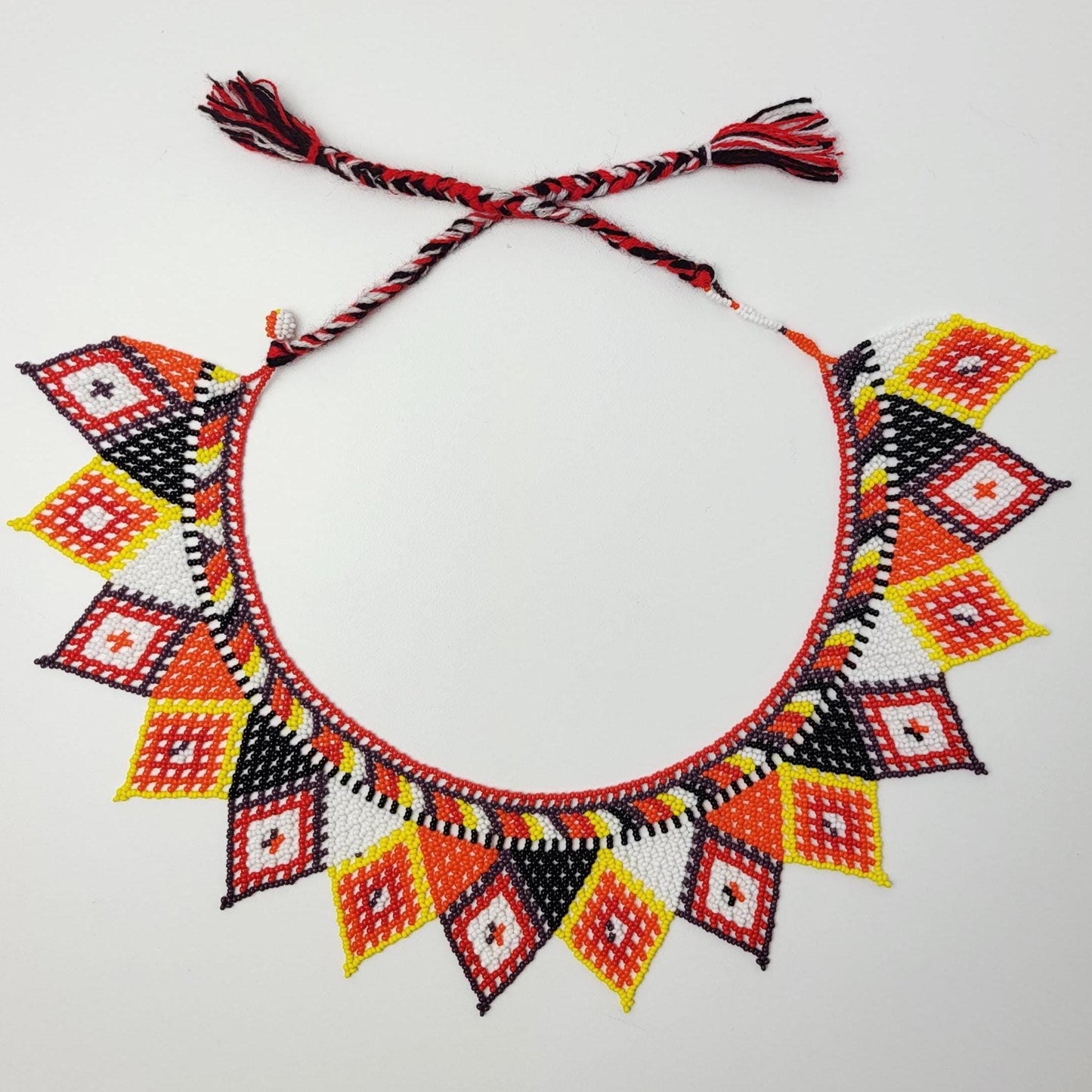 mexikanische Perlenschmuck, Perlenkette aus Chiapas Mexiko, bunte Ketten hergestellt von Indigenen Frauen
