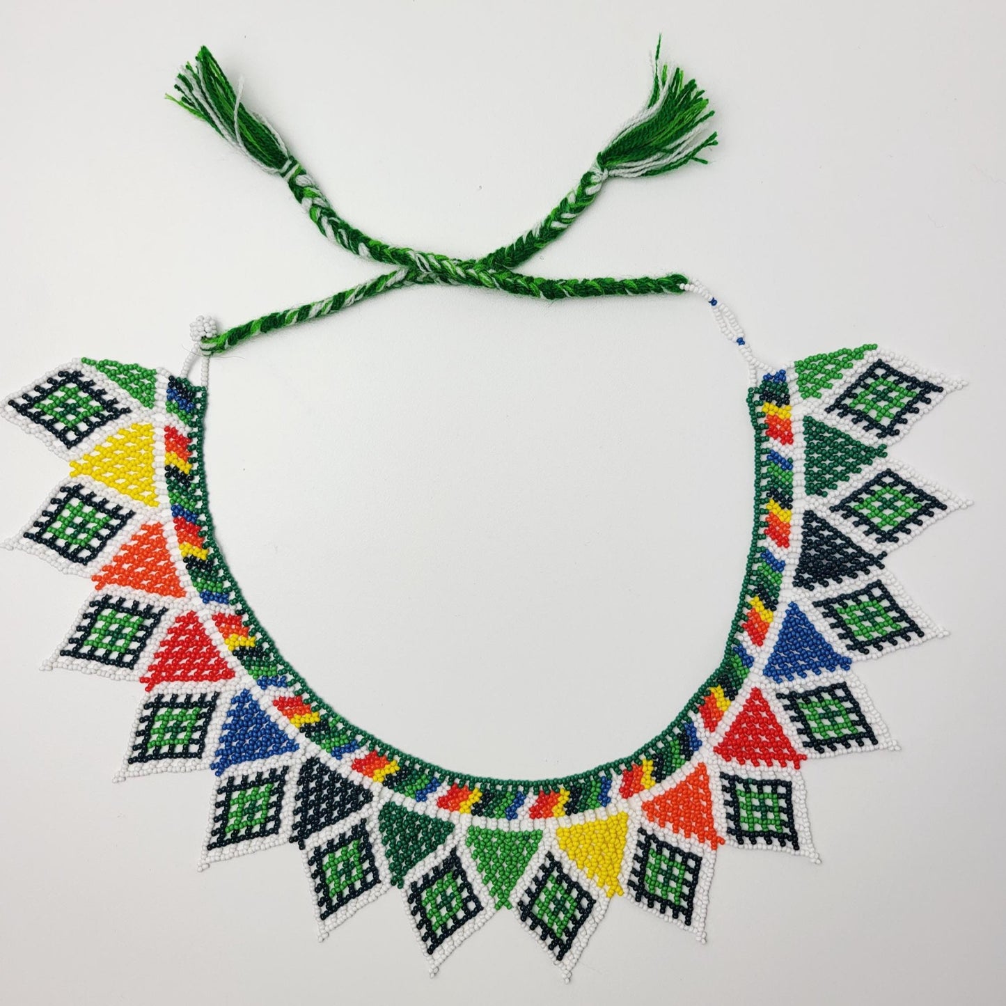 mexikanische Perlenschmuck, Perlenkette aus Chiapas Mexiko, bunte Ketten hergestellt von Indigenen Frauen