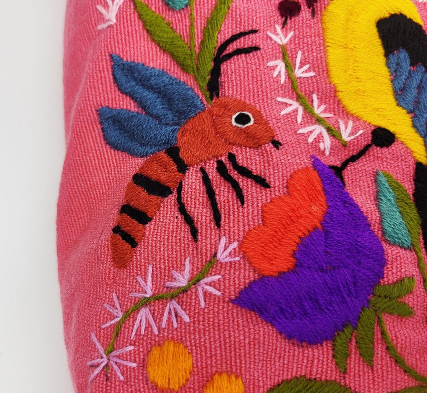 Kissen mit Tiermuster, handbestickt und gewebt in Mexiko von Indigenen Frauen