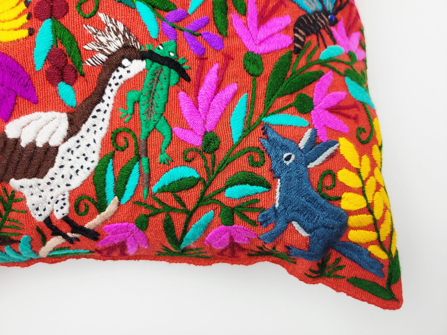 Kissen mit Tiermuster, handbestickt und gewebt in Mexiko von Indigenen Frauen