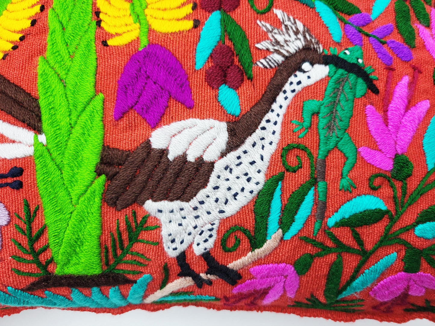 Kissen mit Tiermuster, handbestickt und gewebt in Mexiko von Indigenen Frauen