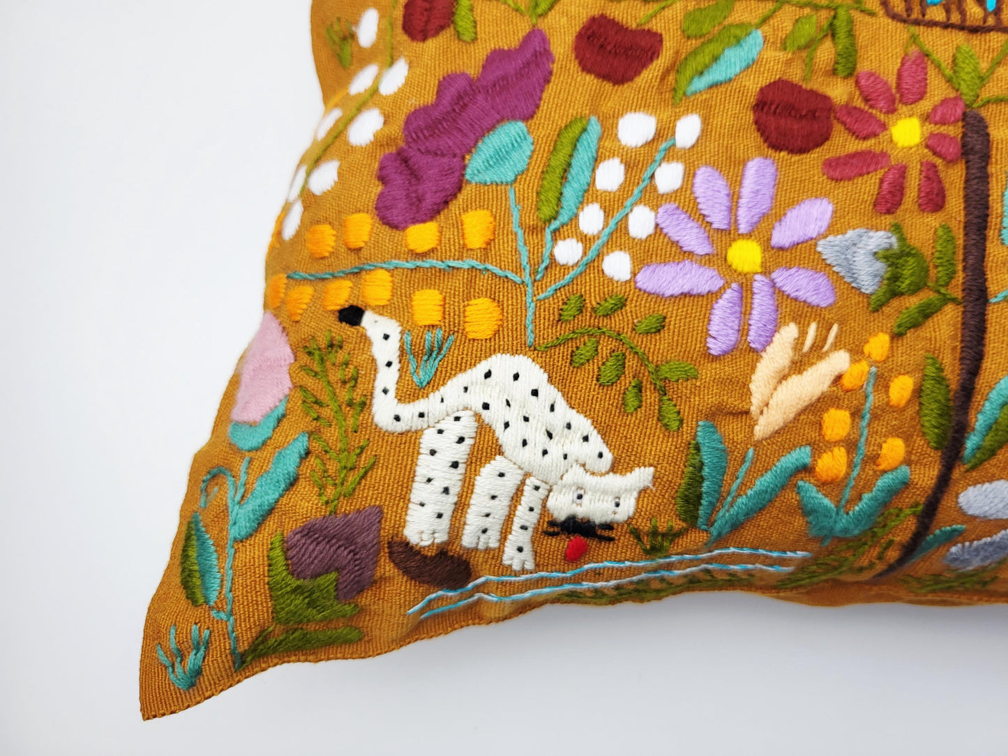 Kissen mit Tiermuster, handbestickt und gewebt in Mexiko von Indigenen Frauen