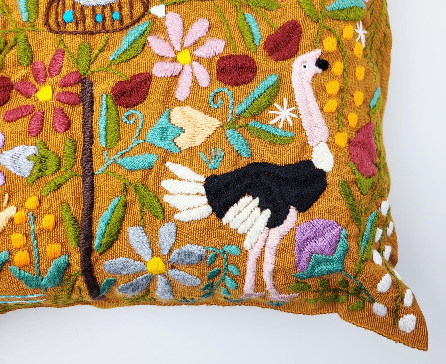 Kissen mit Tiermuster, handbestickt und gewebt in Mexiko von Indigenen Frauen