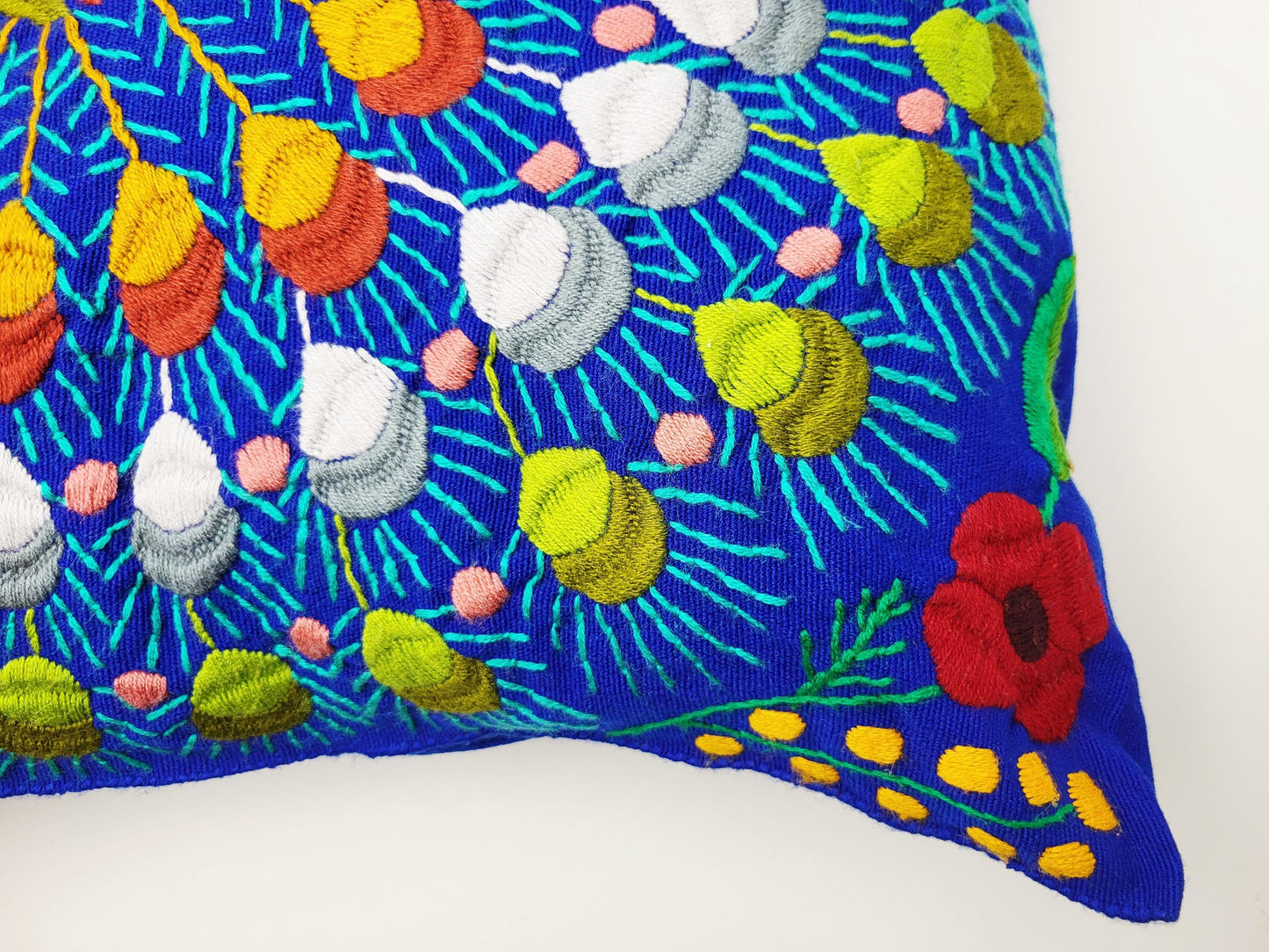 handbestickte und gewebte Kissenhülle, Kissenhülle mit Tiermuster