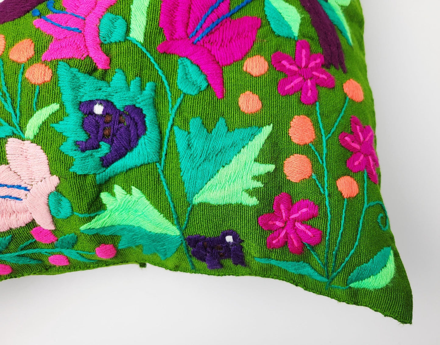 Besticktes und gewebtes Kissen aus Mexiko, Kissenhülle mit Tiermuster aus Mexiko