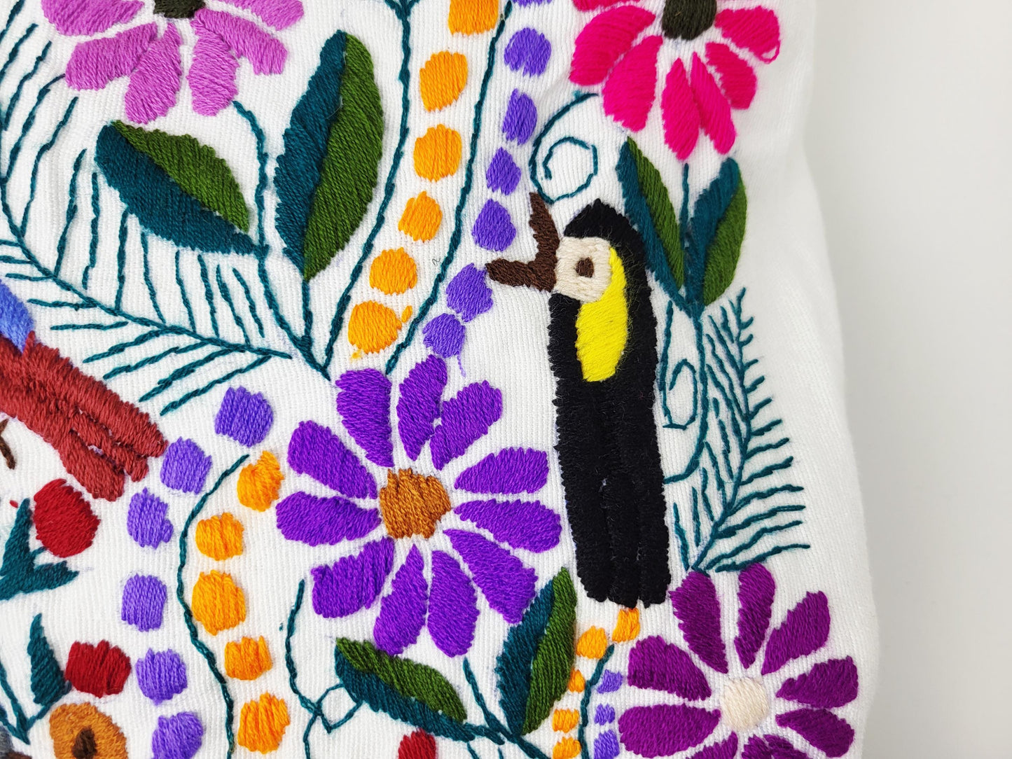 Besticktes und gewebtes Kissen aus Mexiko, Kissenhülle mit Tiermuster aus Mexiko