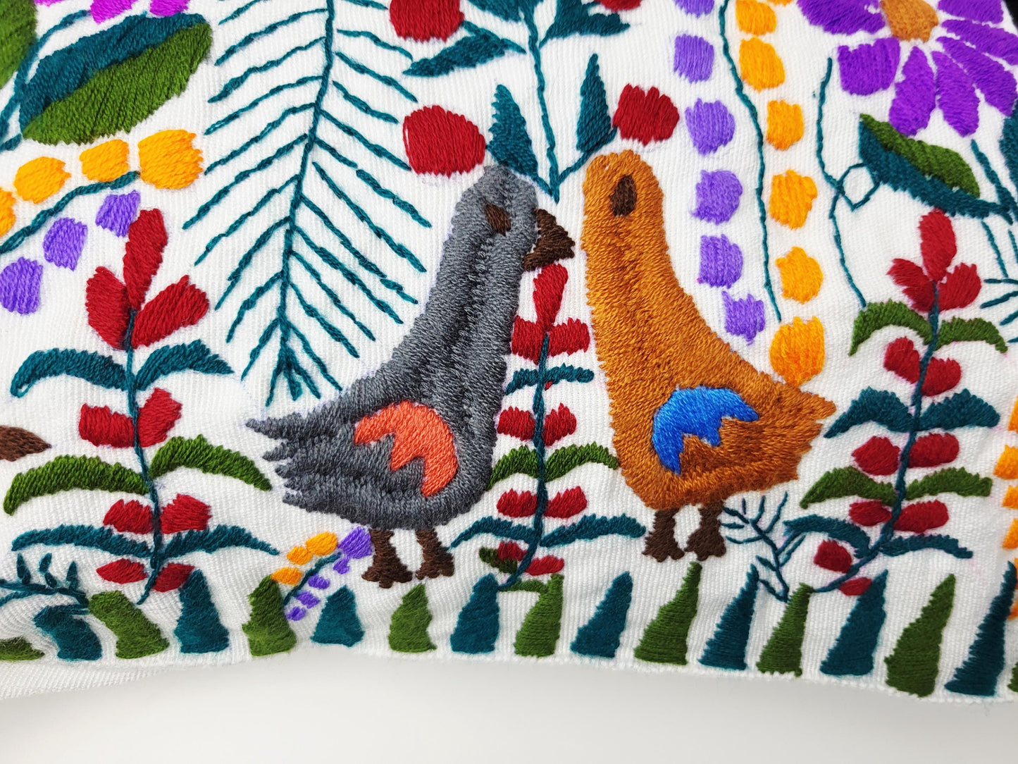 Besticktes und gewebtes Kissen aus Mexiko, Kissenhülle mit Tiermuster aus Mexiko