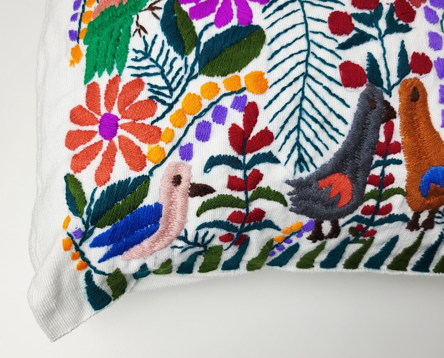 Besticktes und gewebtes Kissen aus Mexiko, Kissenhülle mit Tiermuster aus Mexiko