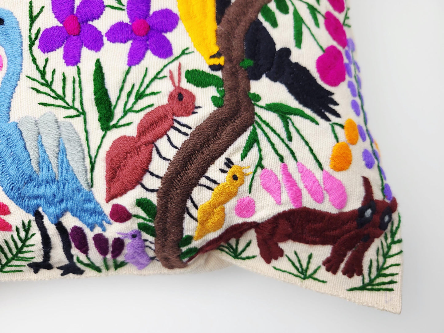Besticktes und gewebtes Kissen aus Mexiko, Kissenhülle mit Tiermuster aus Mexiko