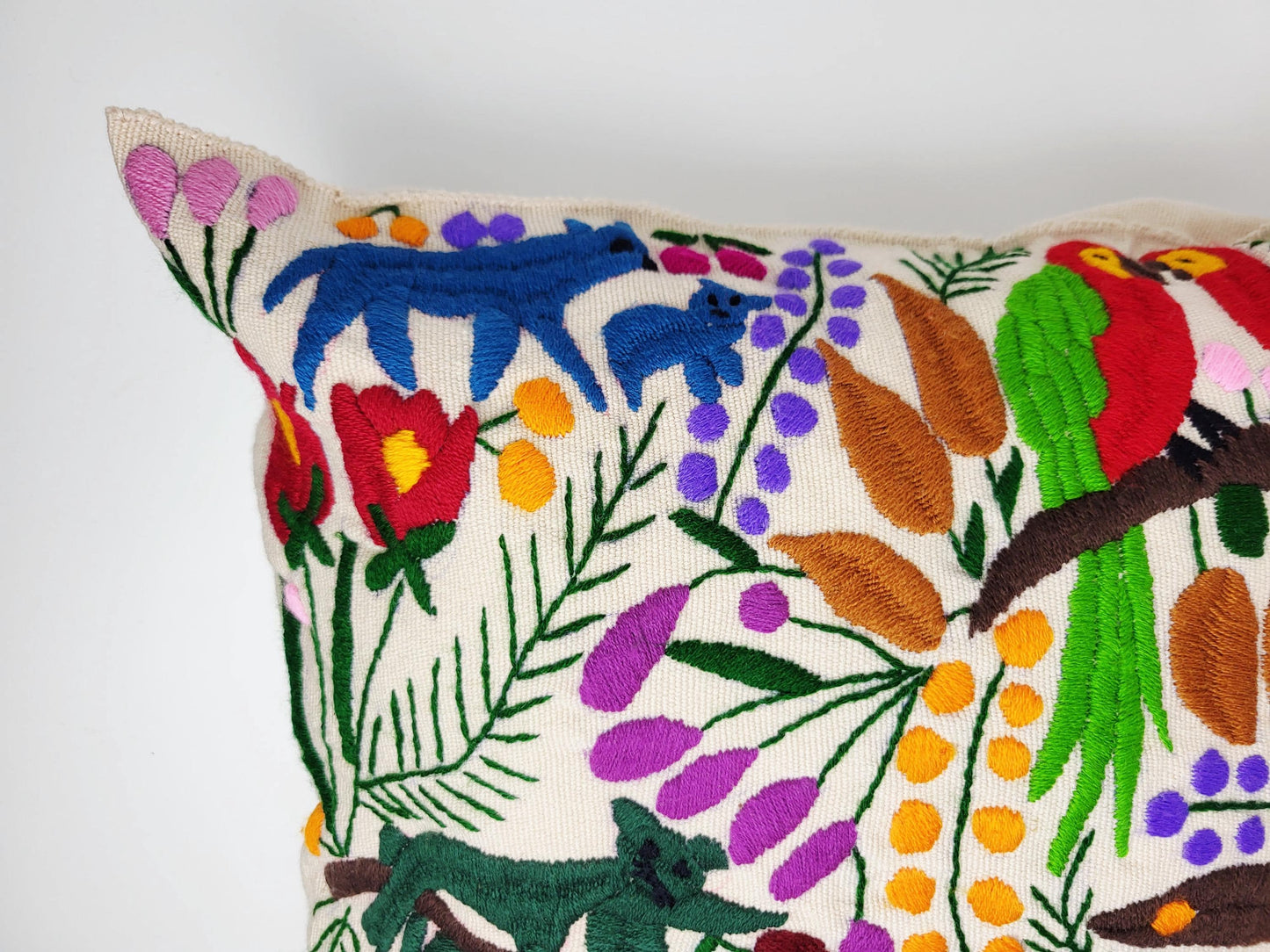 Besticktes und gewebtes Kissen aus Mexiko, Kissenhülle mit Tiermuster aus Mexiko