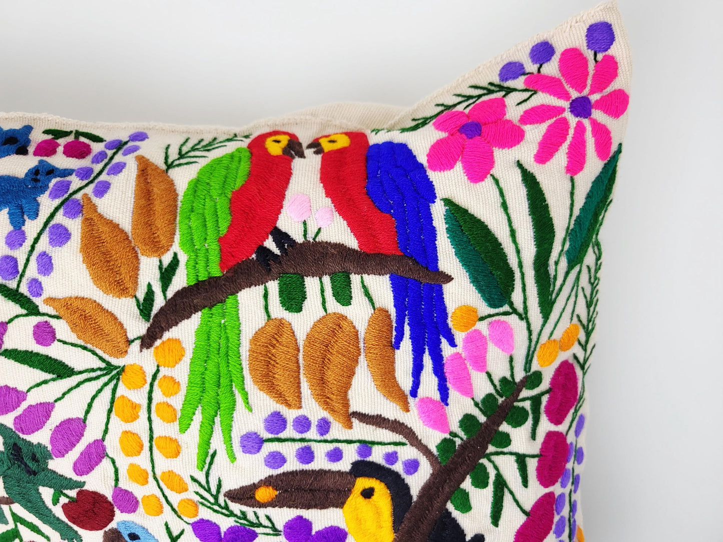 Besticktes und gewebtes Kissen aus Mexiko, Kissenhülle mit Tiermuster aus Mexiko