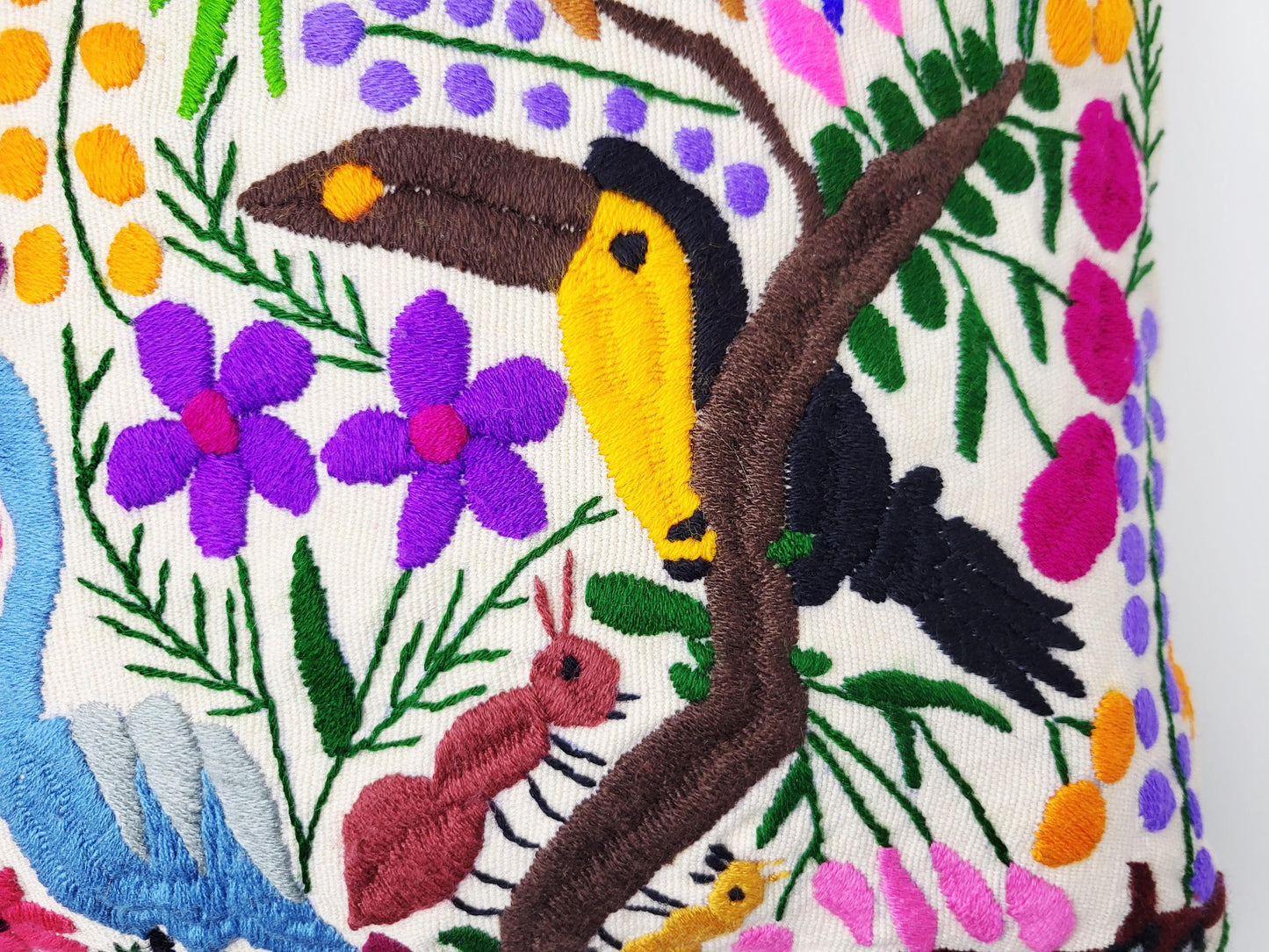Besticktes und gewebtes Kissen aus Mexiko, Kissenhülle mit Tiermuster aus Mexiko