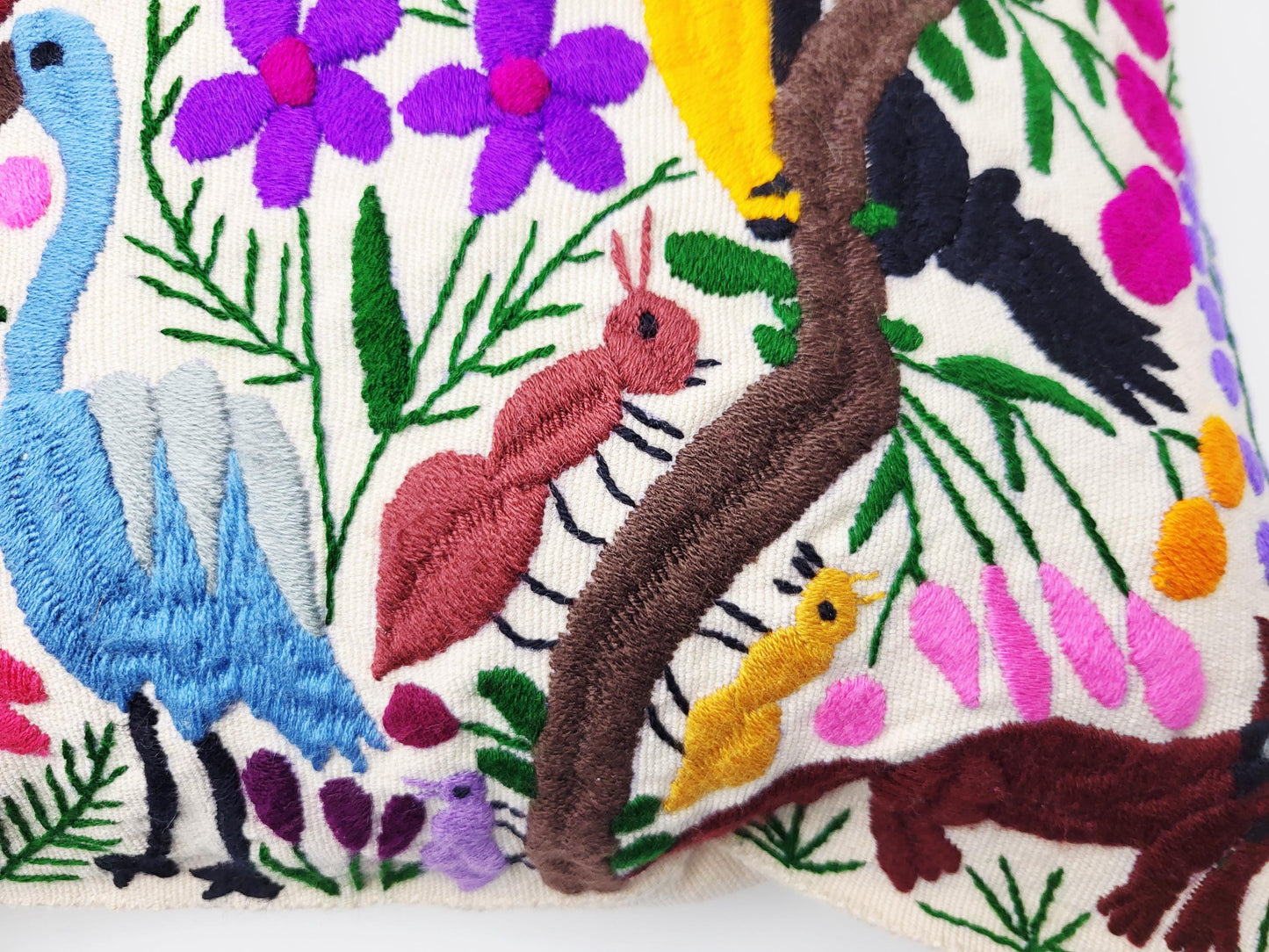 Besticktes und gewebtes Kissen aus Mexiko, Kissenhülle mit Tiermuster aus Mexiko