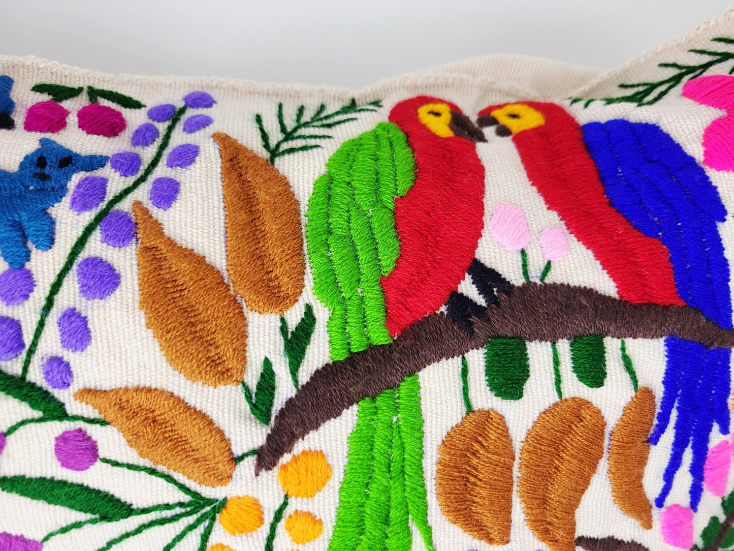 Besticktes und gewebtes Kissen aus Mexiko, Kissenhülle mit Tiermuster aus Mexiko