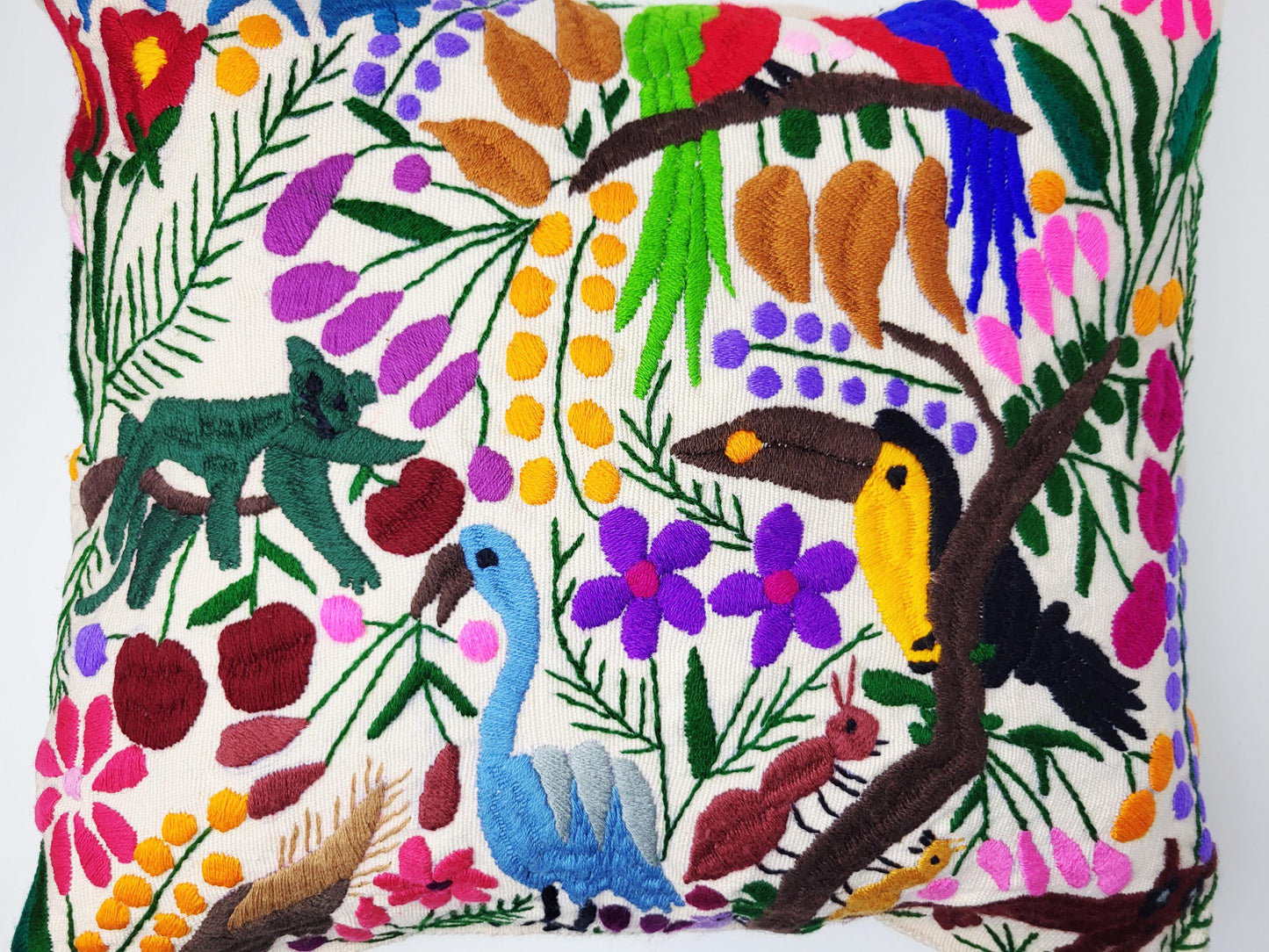 Besticktes und gewebtes Kissen aus Mexiko, Kissenhülle mit Tiermuster aus Mexiko