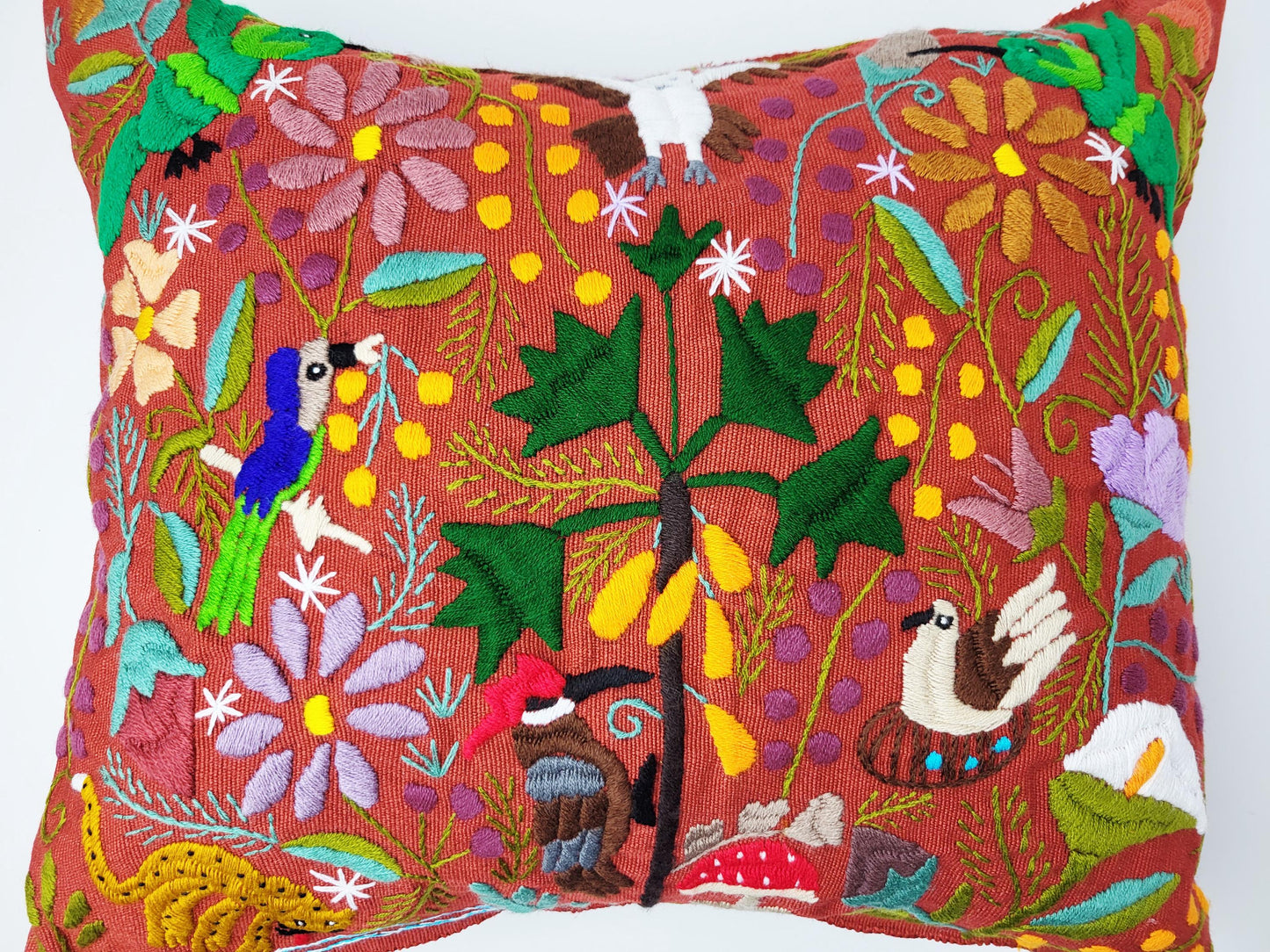Kissen mit Tiermuster, handbestickt und gewebt in Mexiko von Indigenen Frauen