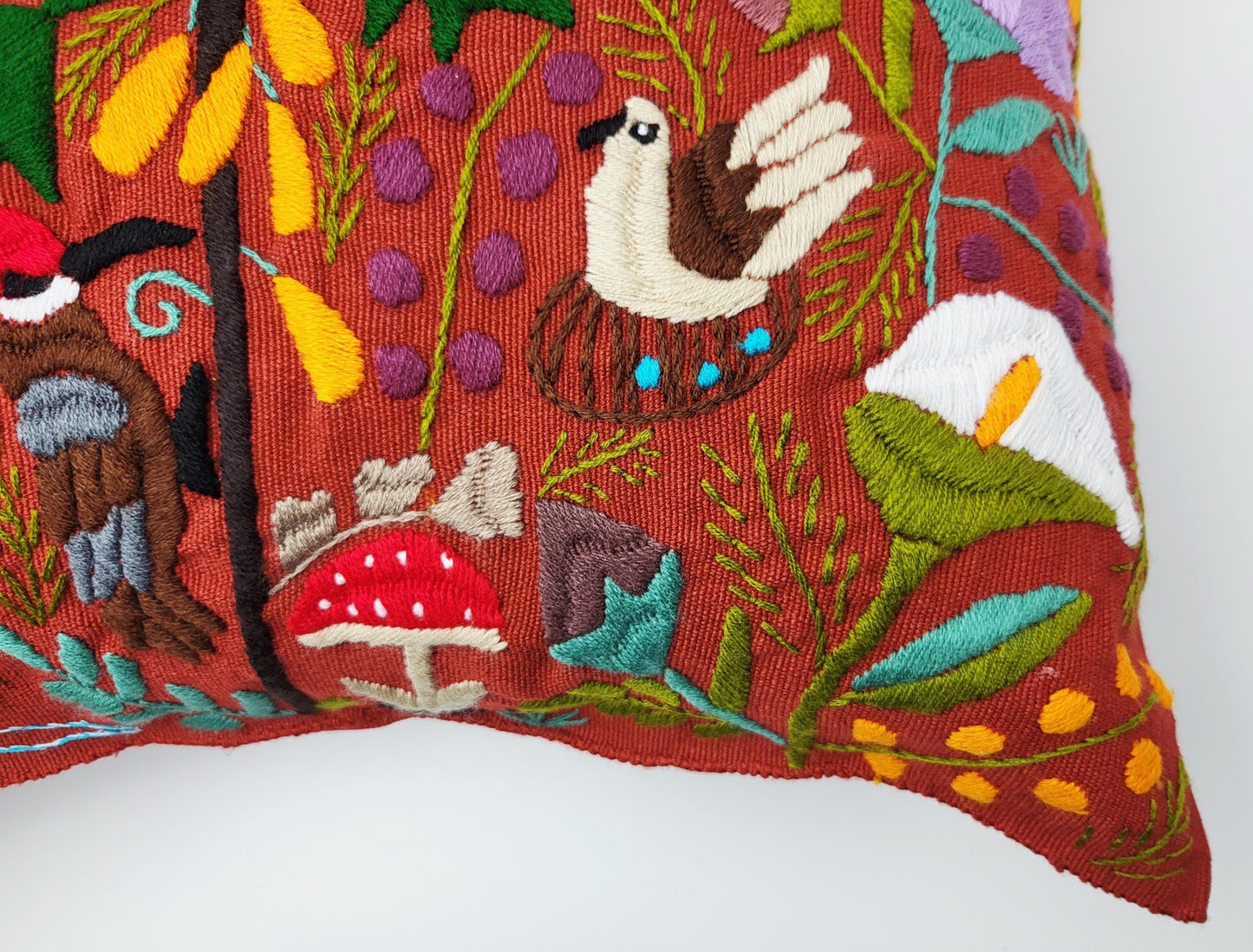 Kissen mit Tiermuster, handbestickt und gewebt in Mexiko von Indigenen Frauen