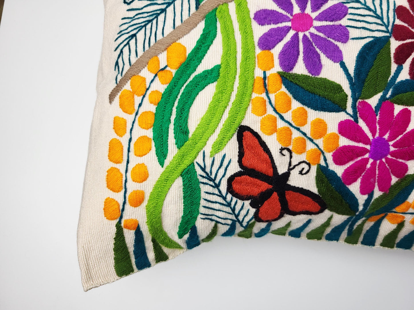 Von mexikanischen Indigenen besticktes und gewebter Kissenbezug